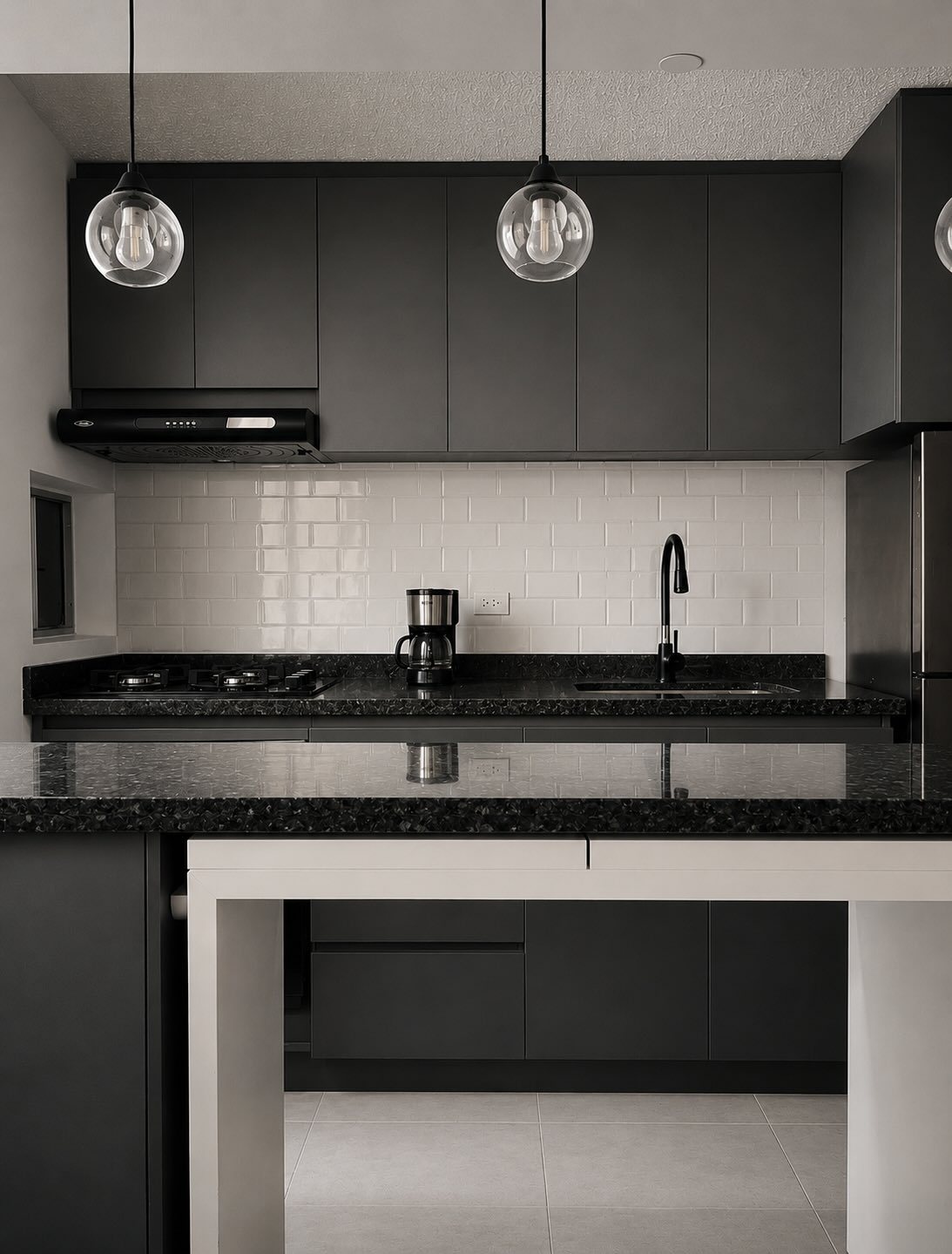 Cocina en tonos carbón remodelada por Brunnen · 1 de 7