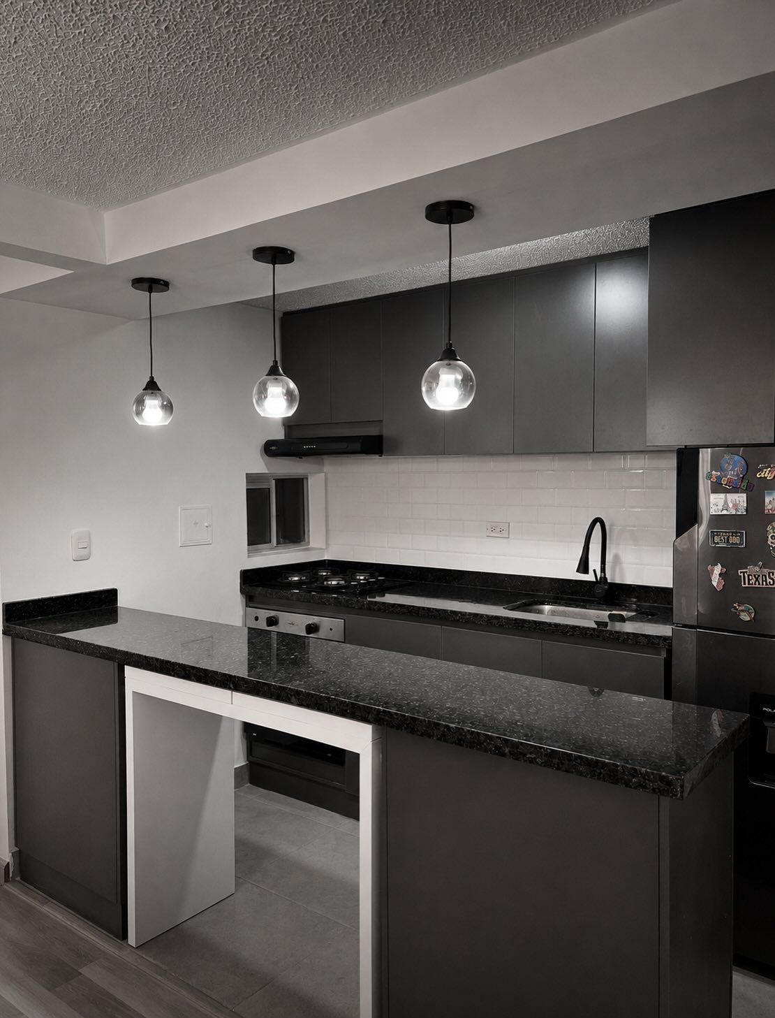 Cocina en tonos carbón remodelada por Brunnen · 3 de 7