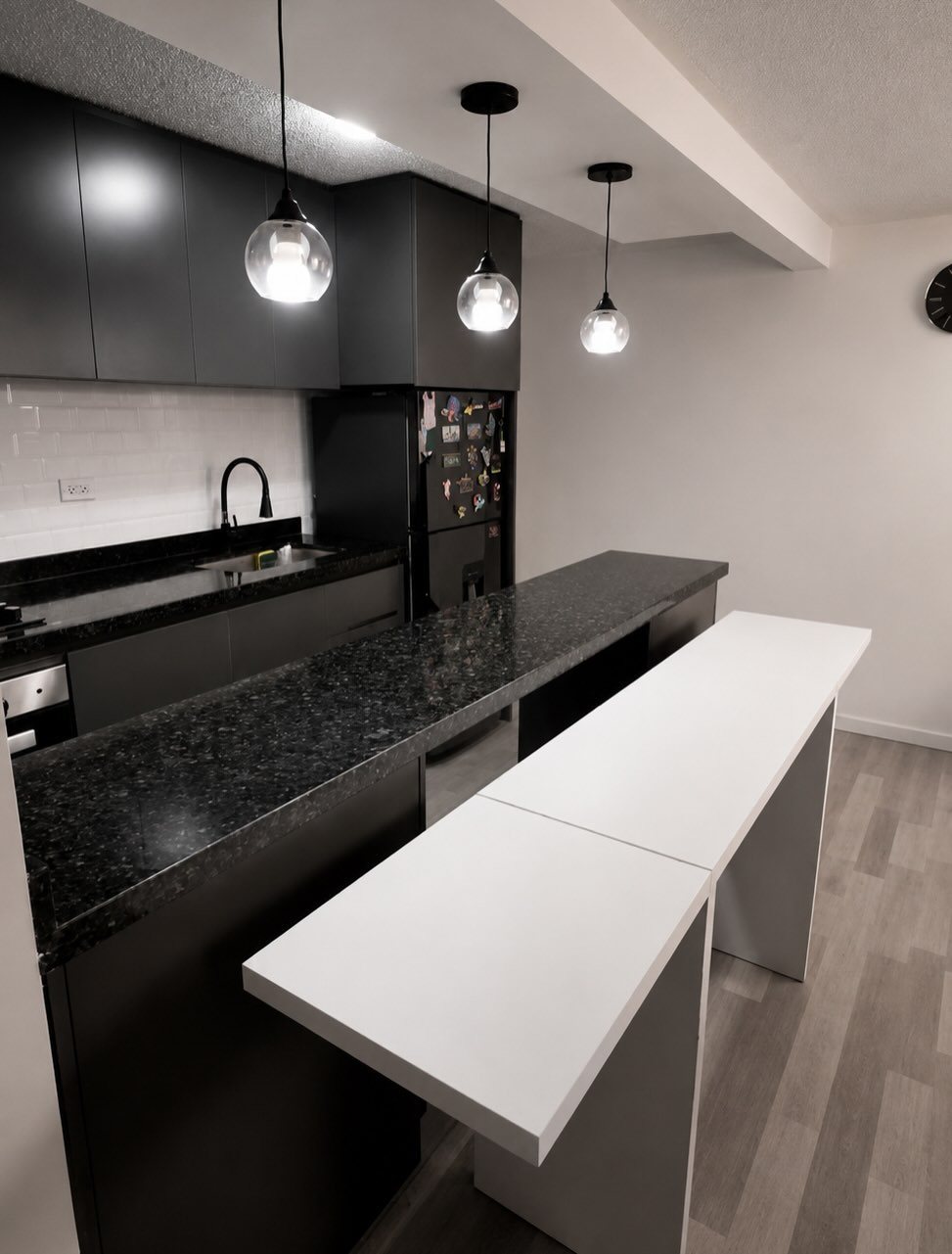 Cocina en tonos carbón remodelada por Brunnen · 4 de 7