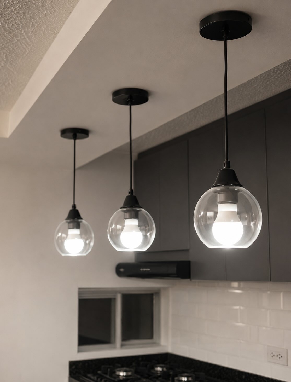 Cocina en tonos carbón remodelada por Brunnen · 5 de 7
