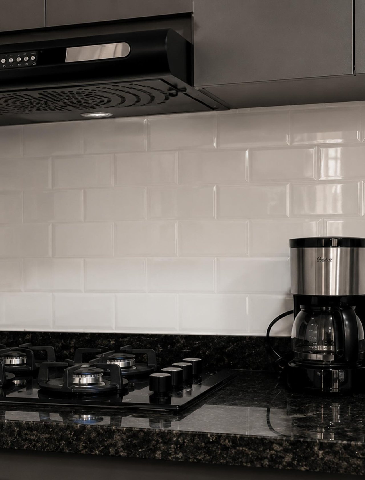 Cocina en tonos carbón remodelada por Brunnen · 6 de 7