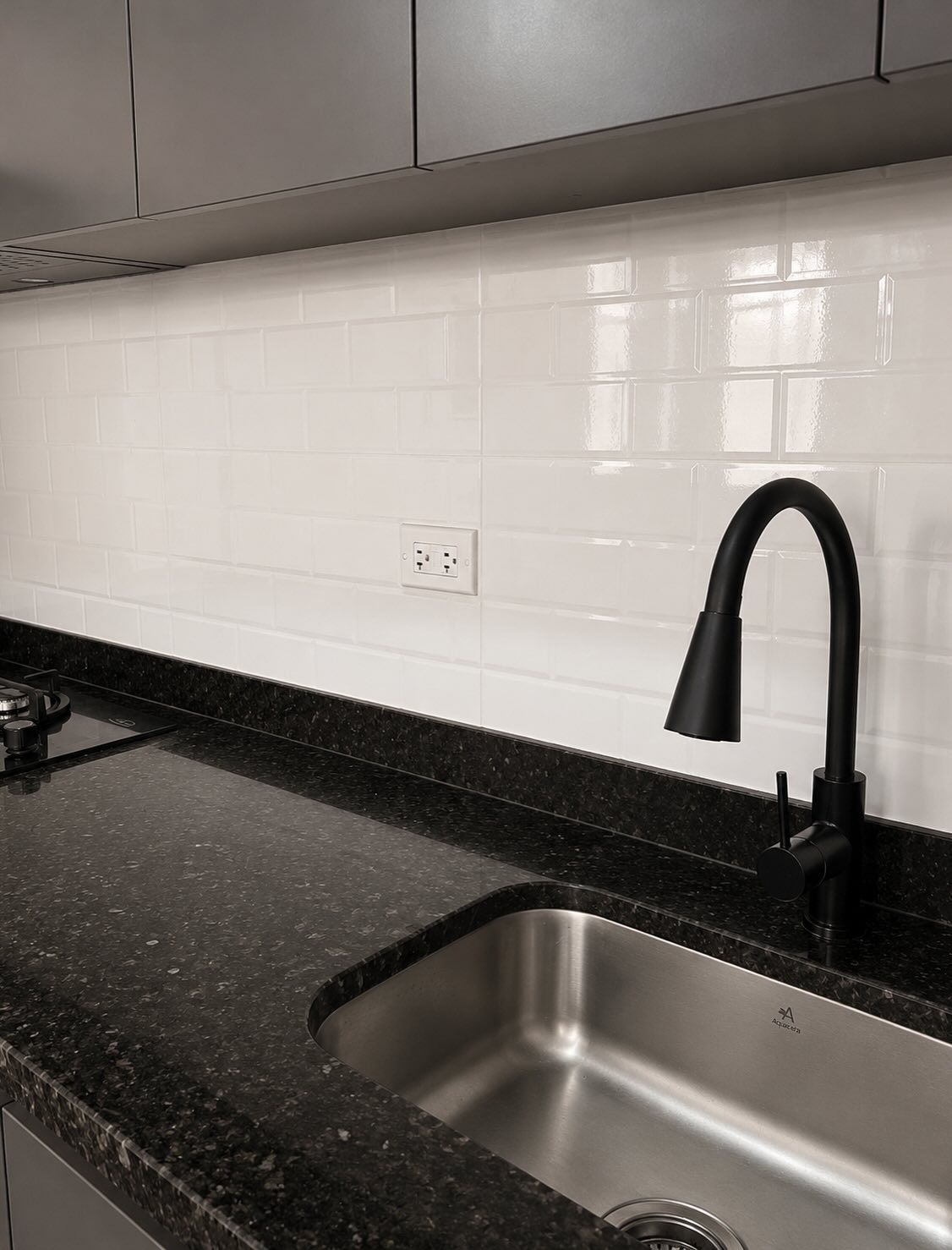 Cocina en tonos carbón remodelada por Brunnen · 7 de 7